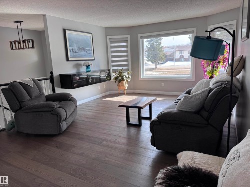 4332 43 Avenue, Drayton Valley, AB - Indoor Photo Showing Living Room