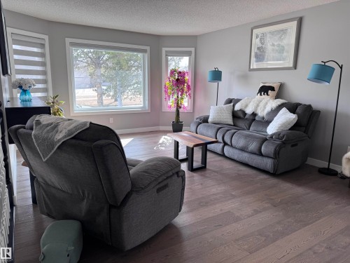 4332 43 Avenue, Drayton Valley, AB - Indoor Photo Showing Living Room
