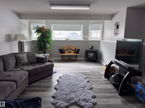 4332 43 Avenue, Drayton Valley, AB - Indoor Photo Showing Living Room