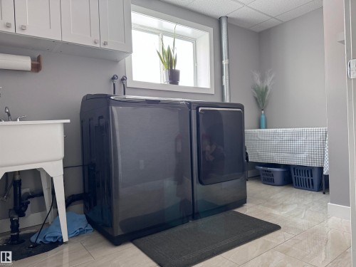 4332 43 Avenue, Drayton Valley, AB - Indoor Photo Showing Laundry Room