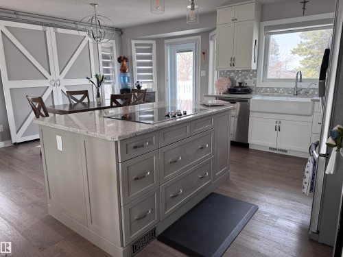 4332 43 Avenue, Drayton Valley, AB - Indoor Photo Showing Kitchen With Upgraded Kitchen