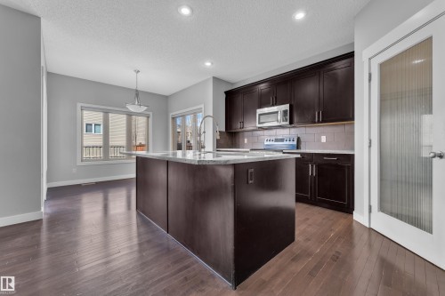 642 Adams Way, Edmonton, AB - Indoor Photo Showing Kitchen With Upgraded Kitchen