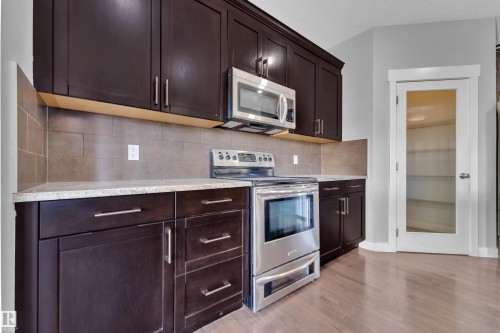 642 Adams Way, Edmonton, AB - Indoor Photo Showing Kitchen