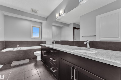 642 Adams Way, Edmonton, AB - Indoor Photo Showing Bathroom