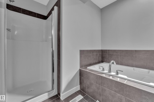 642 Adams Way, Edmonton, AB - Indoor Photo Showing Bathroom