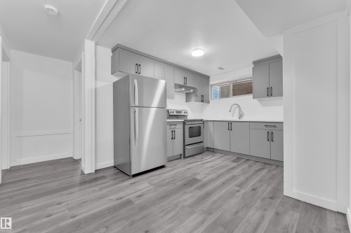 642 Adams Way, Edmonton, AB - Indoor Photo Showing Kitchen With Stainless Steel Kitchen