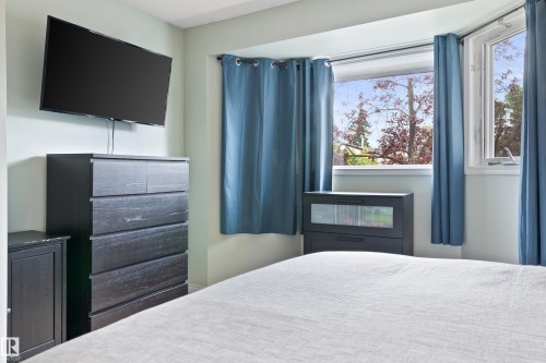 6163 38 Avenue, Edmonton, AB - Indoor Photo Showing Bedroom