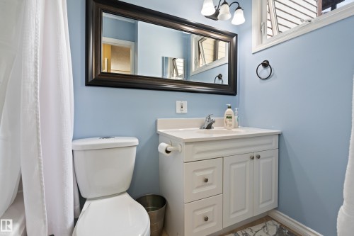 upper level 4 piece bath - 6163 38 Avenue, Edmonton, AB - Indoor Photo Showing Bathroom