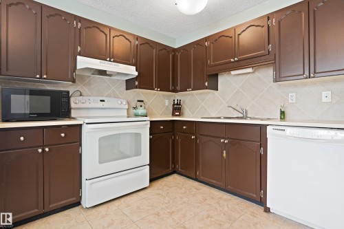6163 38 Avenue, Edmonton, AB - Indoor Photo Showing Kitchen