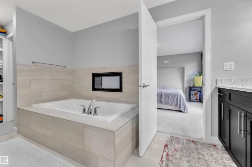 4104 6 Avenue, Edmonton, AB - Indoor Photo Showing Bathroom