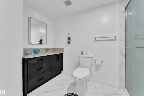 4104 6 Avenue, Edmonton, AB - Indoor Photo Showing Bathroom