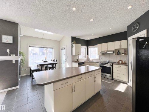 1007 Goodwin Crest, Edmonton, AB - Indoor Photo Showing Kitchen