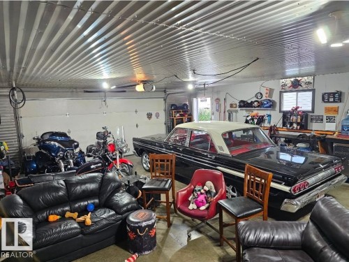 4502 48 Avenue, Thorsby, AB - Indoor Photo Showing Garage