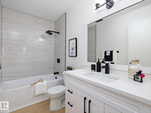 14736 122 Street, Edmonton, AB - Indoor Photo Showing Bathroom