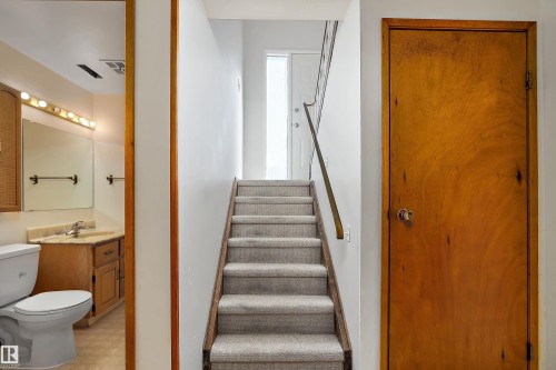 6736 31A Avenue, Edmonton, AB - Indoor Photo Showing Bathroom