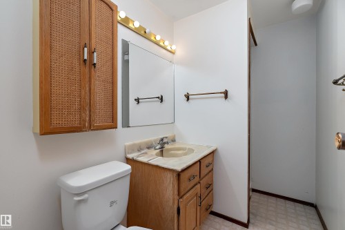 6736 31A Avenue, Edmonton, AB - Indoor Photo Showing Bathroom