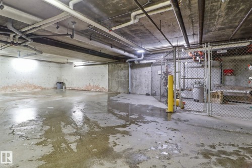 324 2503 Hanna Crescent, Edmonton, AB - Indoor Photo Showing Garage