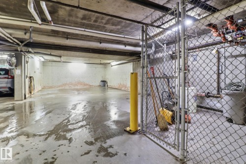 324 2503 Hanna Crescent, Edmonton, AB - Indoor Photo Showing Garage