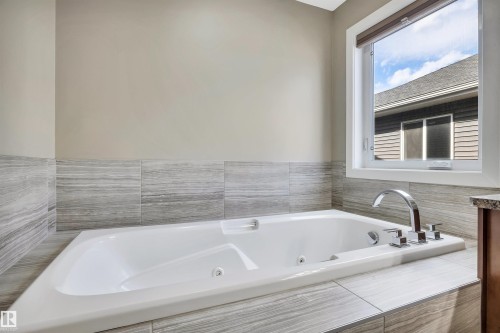 1461 Watt Drive, Edmonton, AB - Indoor Photo Showing Bathroom