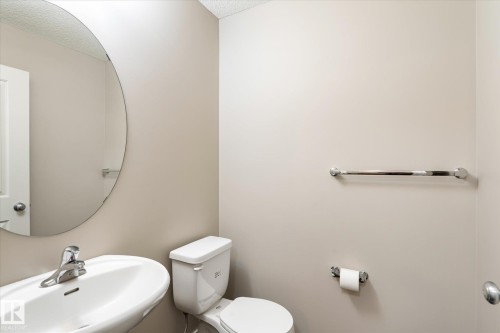3217 11 Avenue, Edmonton, AB - Indoor Photo Showing Bathroom