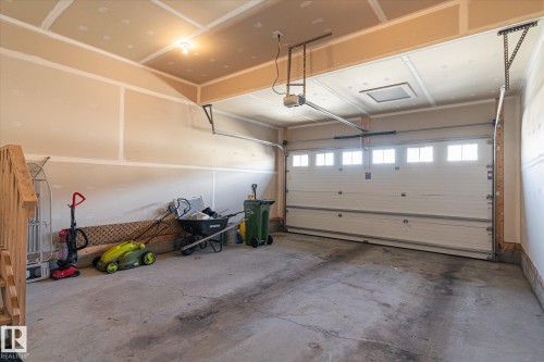 3217 11 Avenue, Edmonton, AB - Indoor Photo Showing Garage