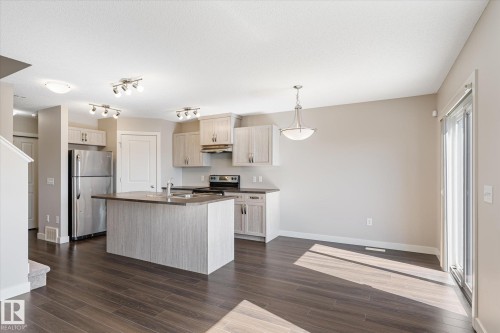 3217 11 Avenue, Edmonton, AB - Indoor Photo Showing Kitchen