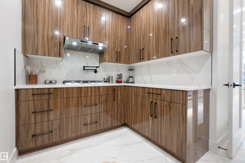 3904 Ginsburg Crescent, Edmonton, AB - Indoor Photo Showing Kitchen