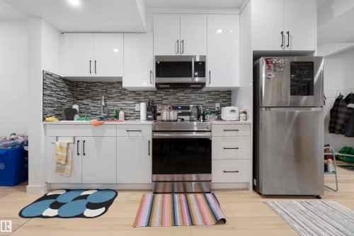 3904 Ginsburg Crescent, Edmonton, AB - Indoor Photo Showing Kitchen With Upgraded Kitchen