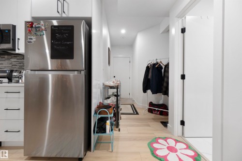 3904 Ginsburg Crescent, Edmonton, AB - Indoor Photo Showing Kitchen