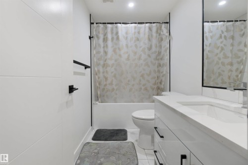 3904 Ginsburg Crescent, Edmonton, AB - Indoor Photo Showing Bathroom