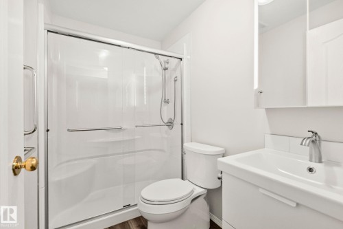 13818 131A Avenue, Edmonton, AB - Indoor Photo Showing Bathroom