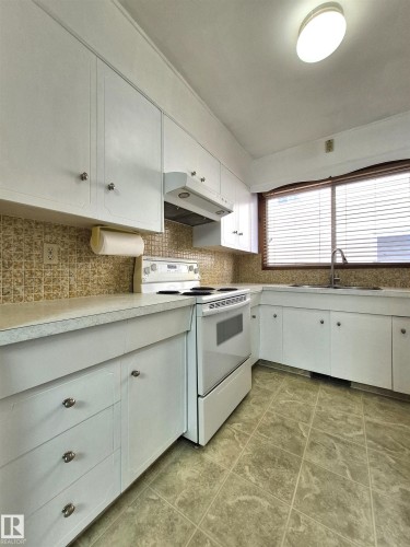 8725 152 Street, Edmonton, AB - Indoor Photo Showing Kitchen