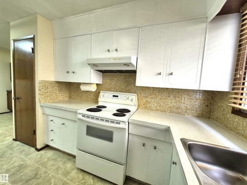 8725 152 Street, Edmonton, AB - Indoor Photo Showing Kitchen