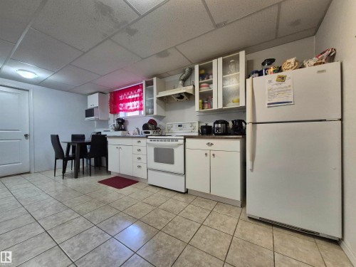 8725 152 Street, Edmonton, AB - Indoor Photo Showing Kitchen