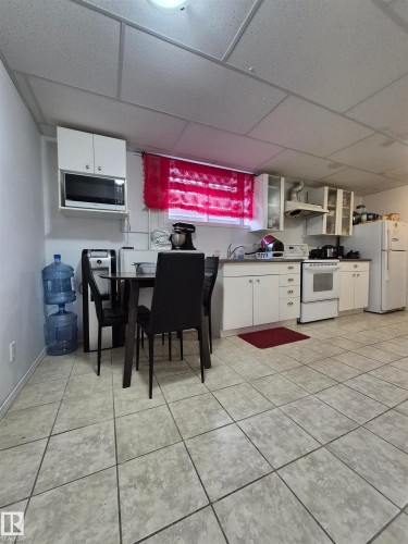 8725 152 Street, Edmonton, AB - Indoor