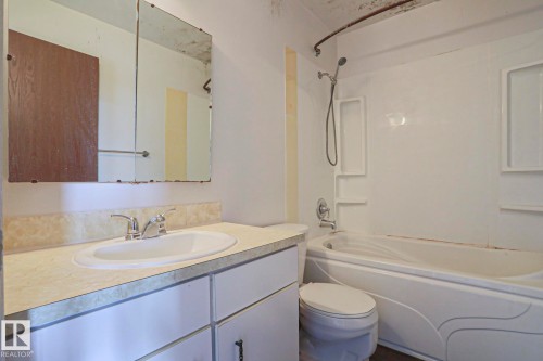 13818 114 Street Nw, Edmonton, AB - Indoor Photo Showing Bathroom
