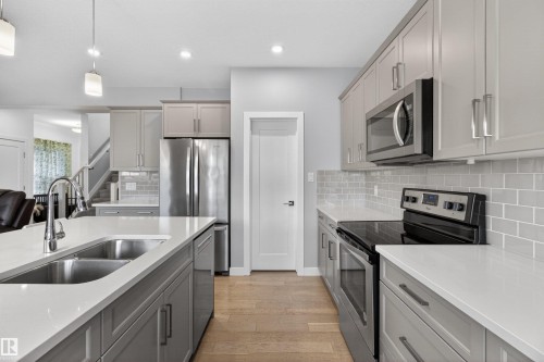 42 Prescott Boulevard, Spruce Grove, AB - Indoor Photo Showing Kitchen With Double Sink With Upgraded Kitchen
