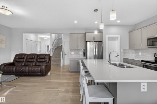 42 Prescott Boulevard, Spruce Grove, AB - Indoor Photo Showing Kitchen With Double Sink With Upgraded Kitchen