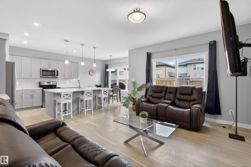 42 Prescott Boulevard, Spruce Grove, AB - Indoor Photo Showing Living Room