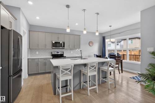 42 Prescott Boulevard, Spruce Grove, AB - Indoor Photo Showing Kitchen With Upgraded Kitchen