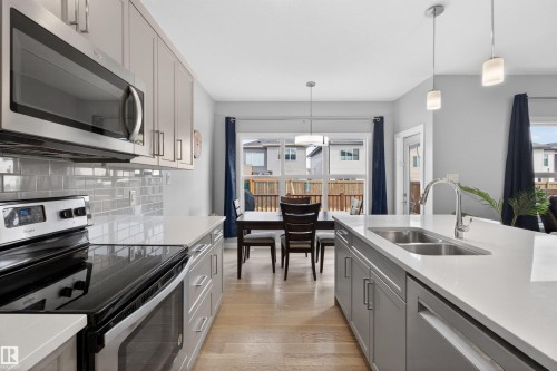 42 Prescott Boulevard, Spruce Grove, AB - Indoor Photo Showing Kitchen With Double Sink With Upgraded Kitchen
