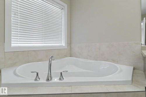 2547 Amerongen Crescent, Edmonton, AB - Indoor Photo Showing Bathroom