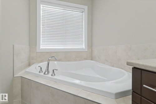 2547 Amerongen Crescent, Edmonton, AB - Indoor Photo Showing Bathroom
