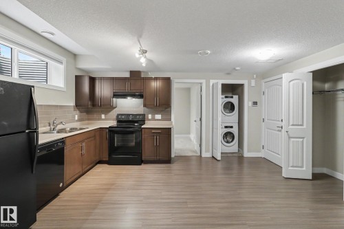 2547 Amerongen Crescent, Edmonton, AB - Indoor Photo Showing Kitchen With Double Sink