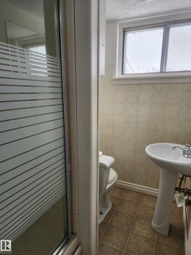10305 98 Avenue, Fort Saskatchewan, AB - Indoor Photo Showing Bathroom