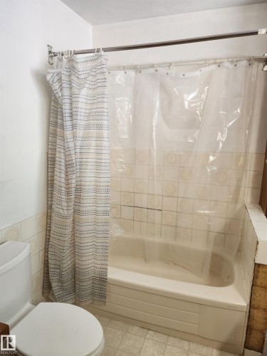 10305 98 Avenue, Fort Saskatchewan, AB - Indoor Photo Showing Bathroom