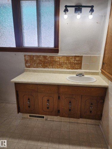 10305 98 Avenue, Fort Saskatchewan, AB - Indoor Photo Showing Bathroom