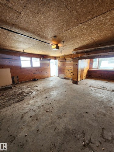 10305 98 Avenue, Fort Saskatchewan, AB - Indoor Photo Showing Garage