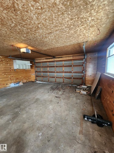 10305 98 Avenue, Fort Saskatchewan, AB - Indoor Photo Showing Garage