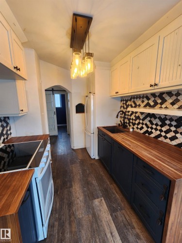 10305 98 Avenue, Fort Saskatchewan, AB - Indoor Photo Showing Kitchen